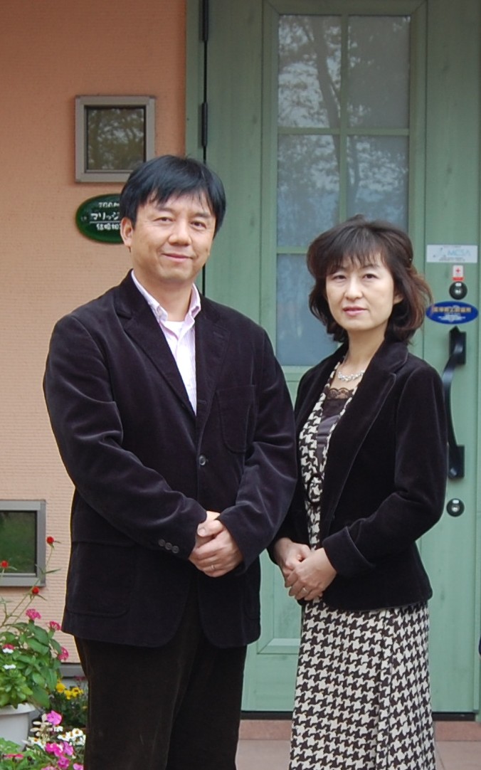 玄関前写真代表と所長2020 一番